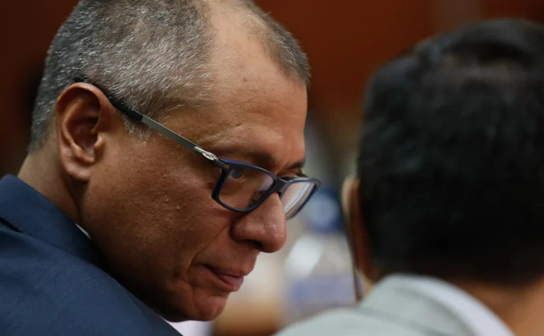 Jorge Glas sigue detenido a pesar de haber cumplido sus condenas anteriores y de no poder apelar por falta de sentencia escrita. (ARCHIVO) Foto: EFE.