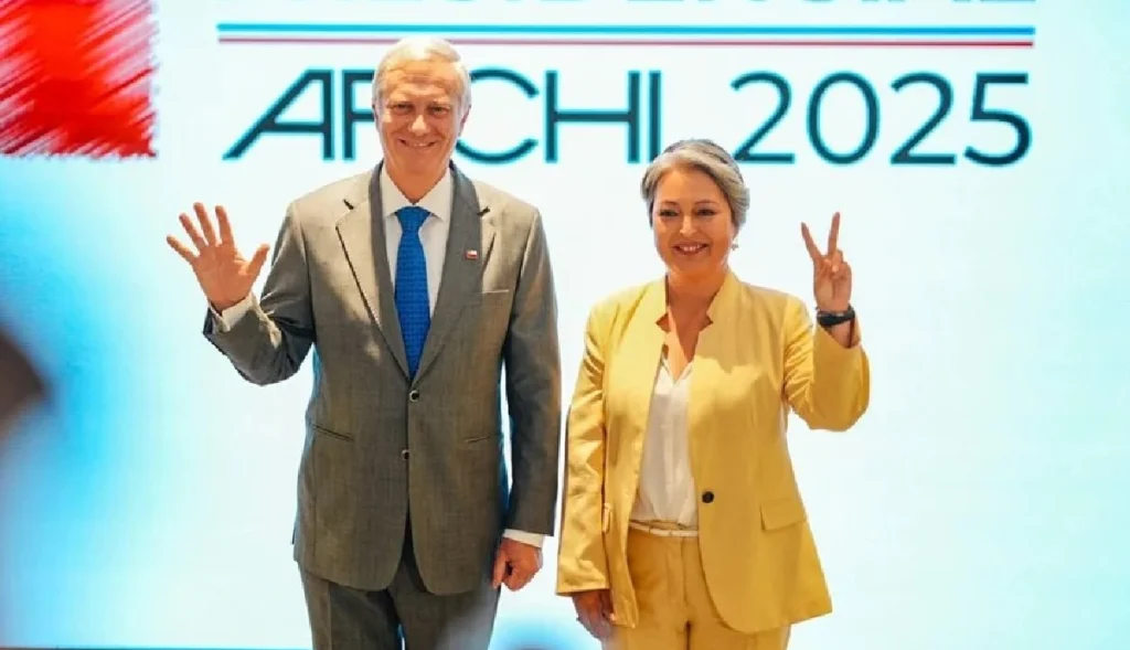 Chilean presidential candidates Jose Antonio Kast and Jeannette Jara during the ARCHI 2025 debate in Santiago. Photo: EFE.