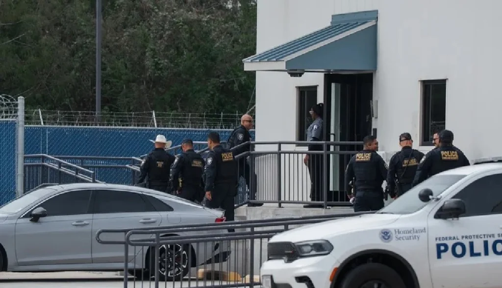 U.S. federal agents entering a local Immigration and Customs Enforcement (ICE) office in Saint Rose, Louisiana. Photo: EFE.