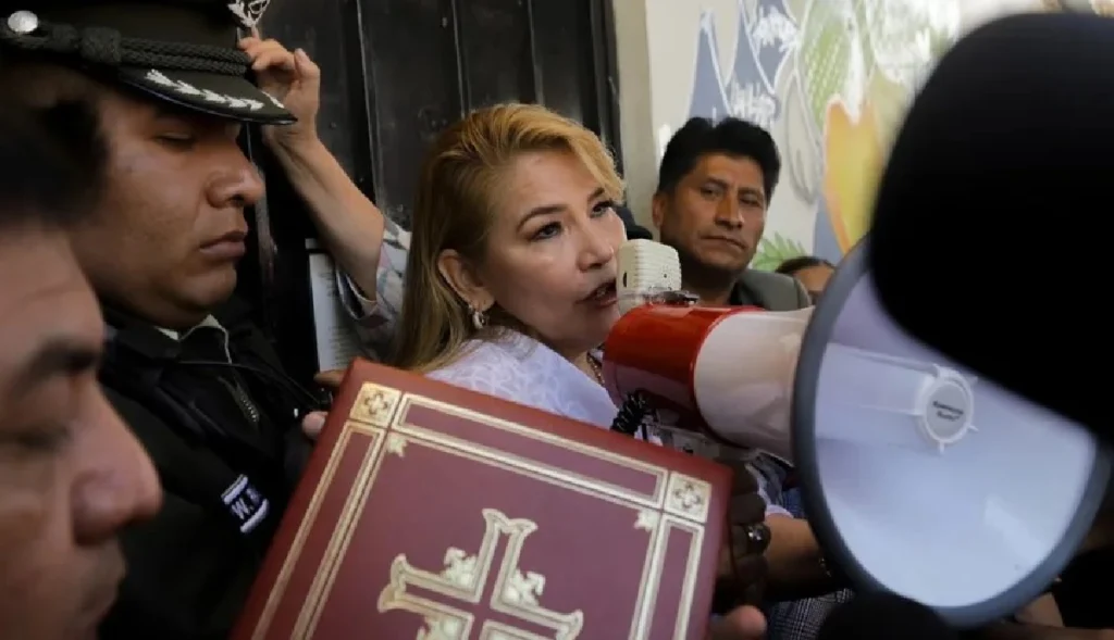 Former interim president of Bolivia Jeanine Áñez leaves the Miraflores Women’s Orientation Center on November 6, 2025. Photo: EFE.