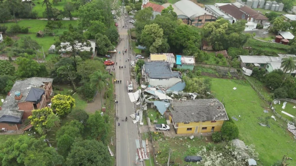 The strong winds exceeded 100 km/h, according to local authorities. Photo: Brazilian Prefecture.
