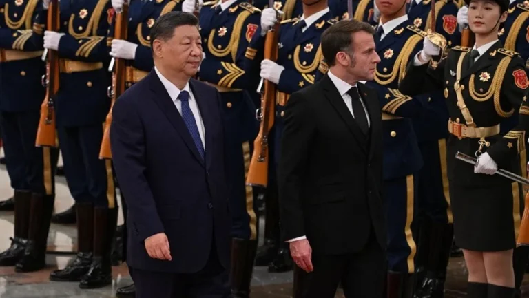 Chinese President Xi Jinping alongside President Emmanuel Macron. Photo: EFE.