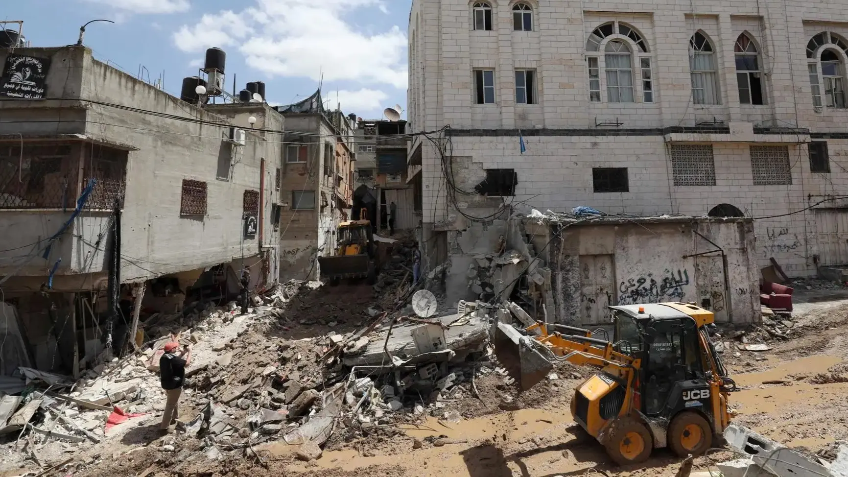 Israeli Forces Demolish East Jerusalem Apartment Building, Displacing 100 Palestinians