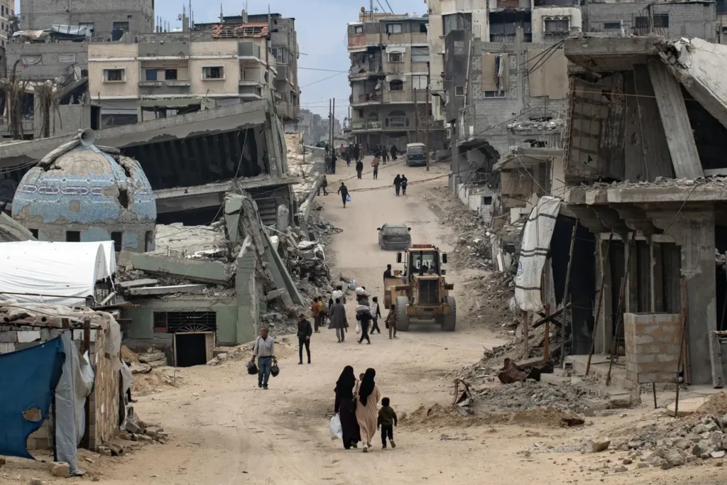 (FILE). People walk among the rubble in Khan Younis, in the southern Gaza Strip. December 06, 2025. Photo: EFE.