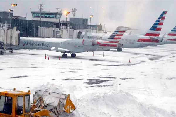The U.S. Meteorological Service warned that numerous winter dangers are expected from tomorrow night, including blizzard conditions and snow accumulations of more than 30 centimeters. Photo: EFE.