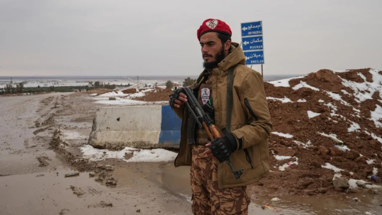 Elements of the Syrian army deploy near the front lines with the Syrian Democratic Forces on Januray 23. Photo: EFE.