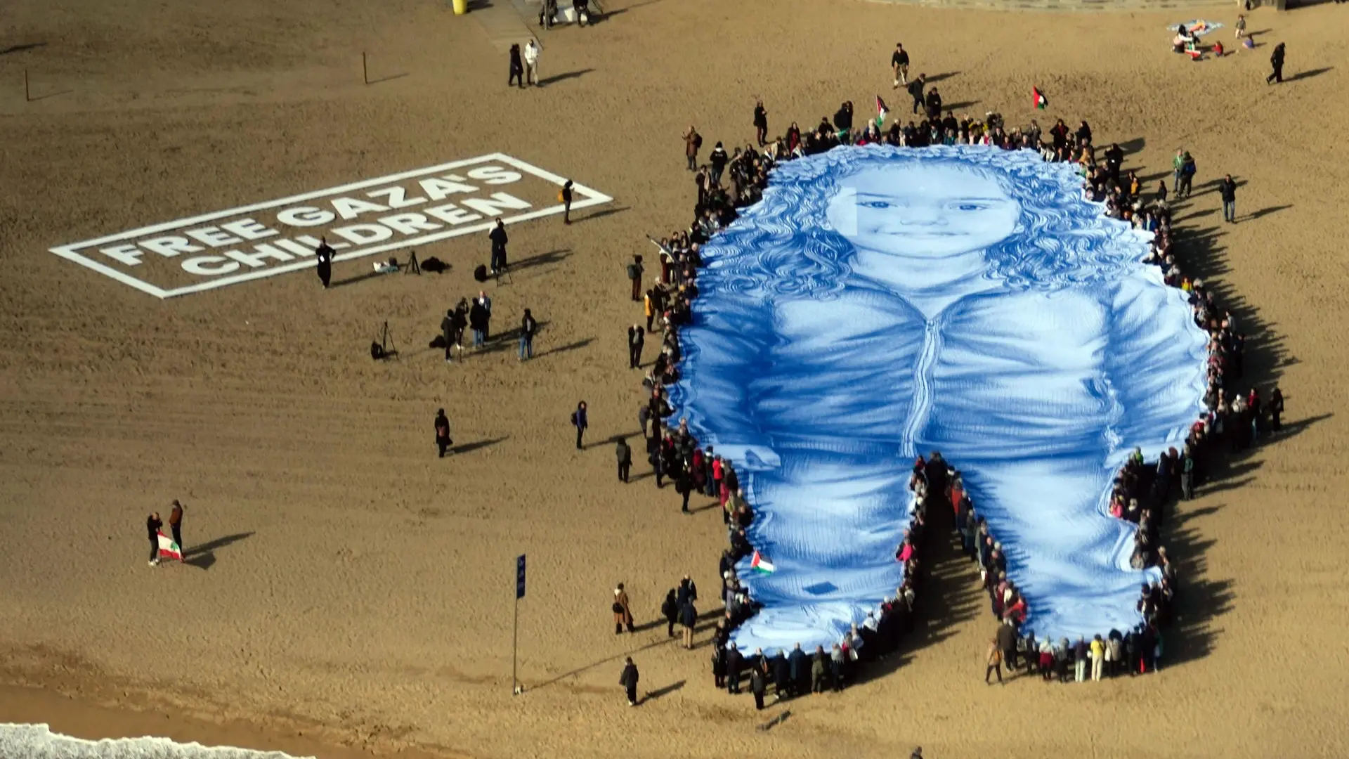 NPO Avaaz organized a beachfront action in Barcelona in memory of Hind Rajab, a Palestinian child who died in Israeli gunfire along with six family members two years prior. Photo: EFE.