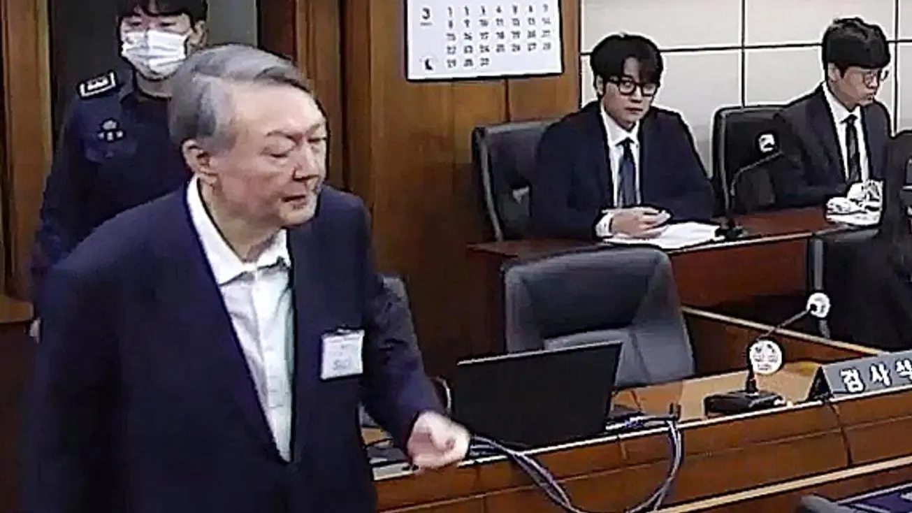 South Korean Former President Yoon Suk Yeol (L) sentenced to 5 years in prison. Photo: EFE.