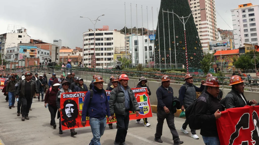 Members of the COB took to the streets in La Paz to protest Supreme Decree 5503. Decemeber 31, 2025. Photo: EFE.