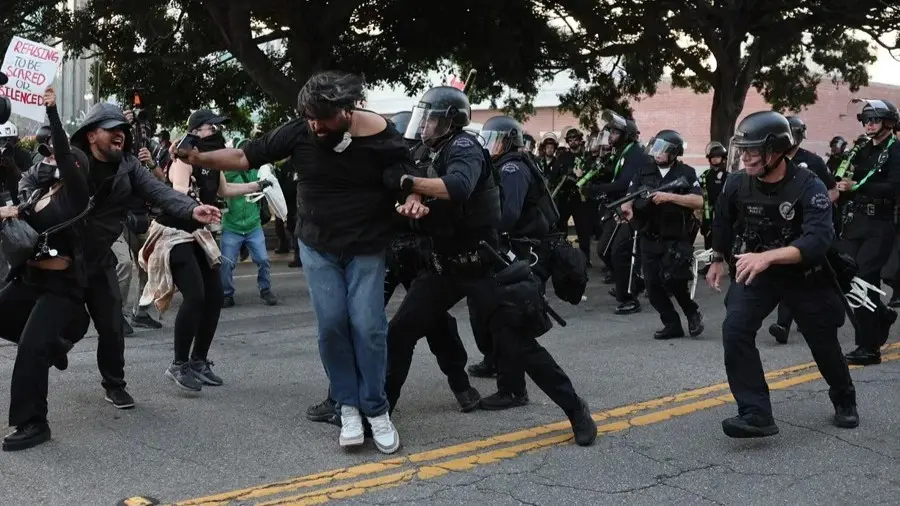 (FILE) Police officers repress protesters who were demonstrating against ICE raids in L.A. Photo: EFE.
