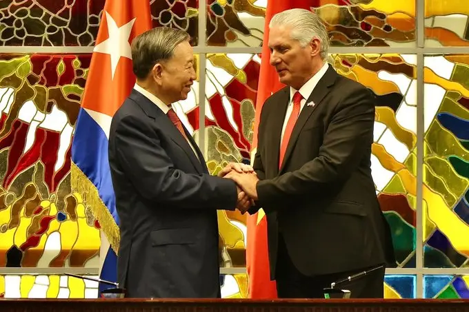 Cuban President Reaffirms Commitment to Strengthening Political Ties with Vietnam