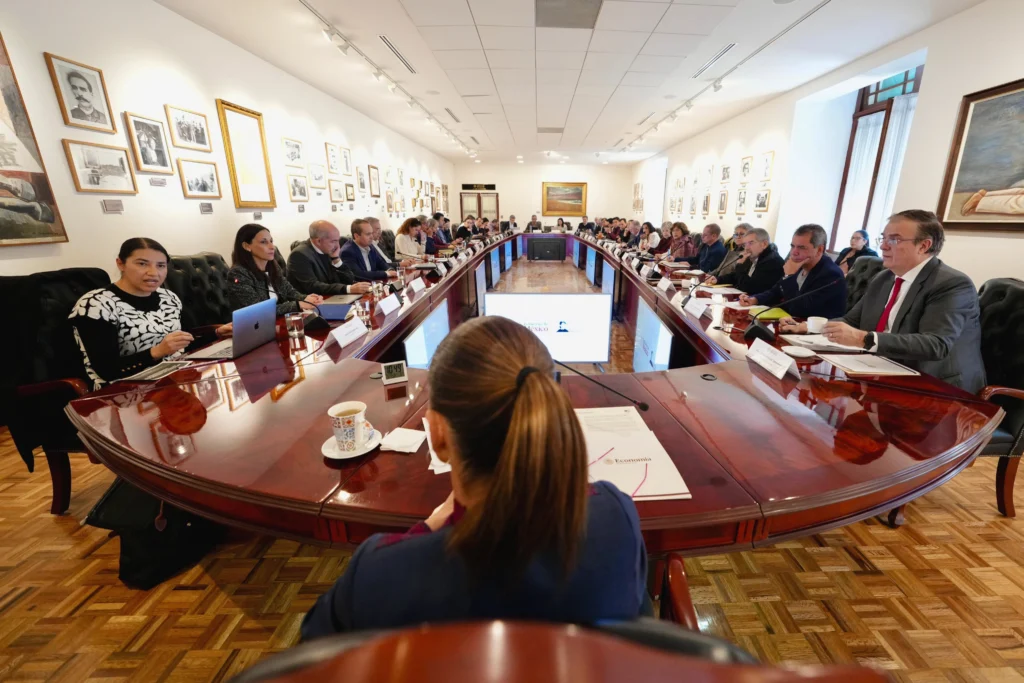 Sheinbaum Meets With Economists to Talk About “Growth and Strength” of Mexico