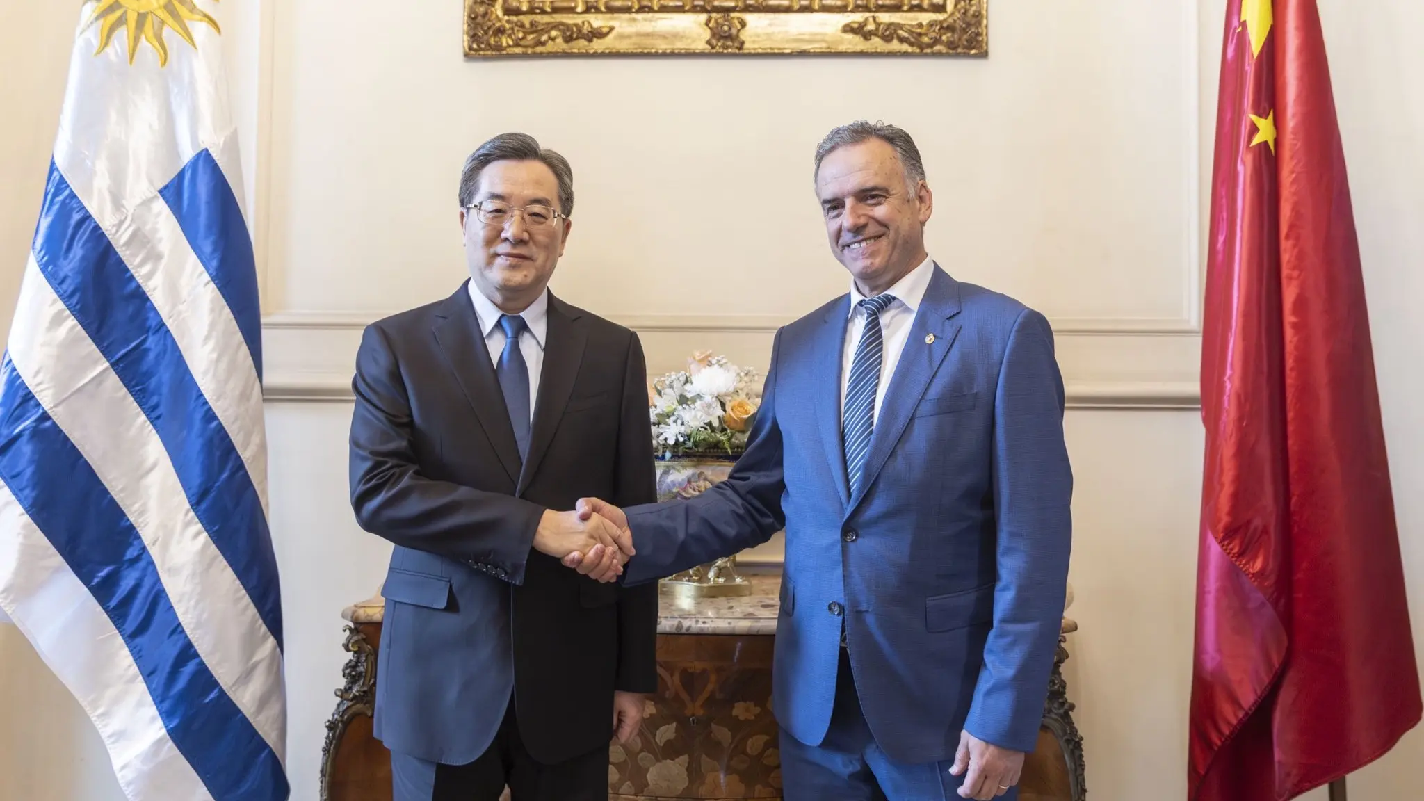 (FILE) Uruguayan President Yamandu Orsi alongside Vice Premier of the People's Republic of China Ding Xuexiang on November, 2025. Photo: X/ @compresidencia