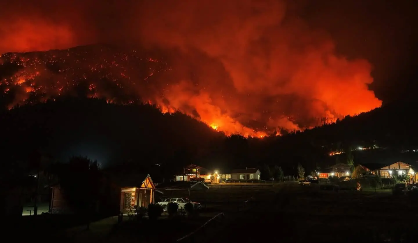Forest Fires Accelerate the Displacement of Patagonian Communities