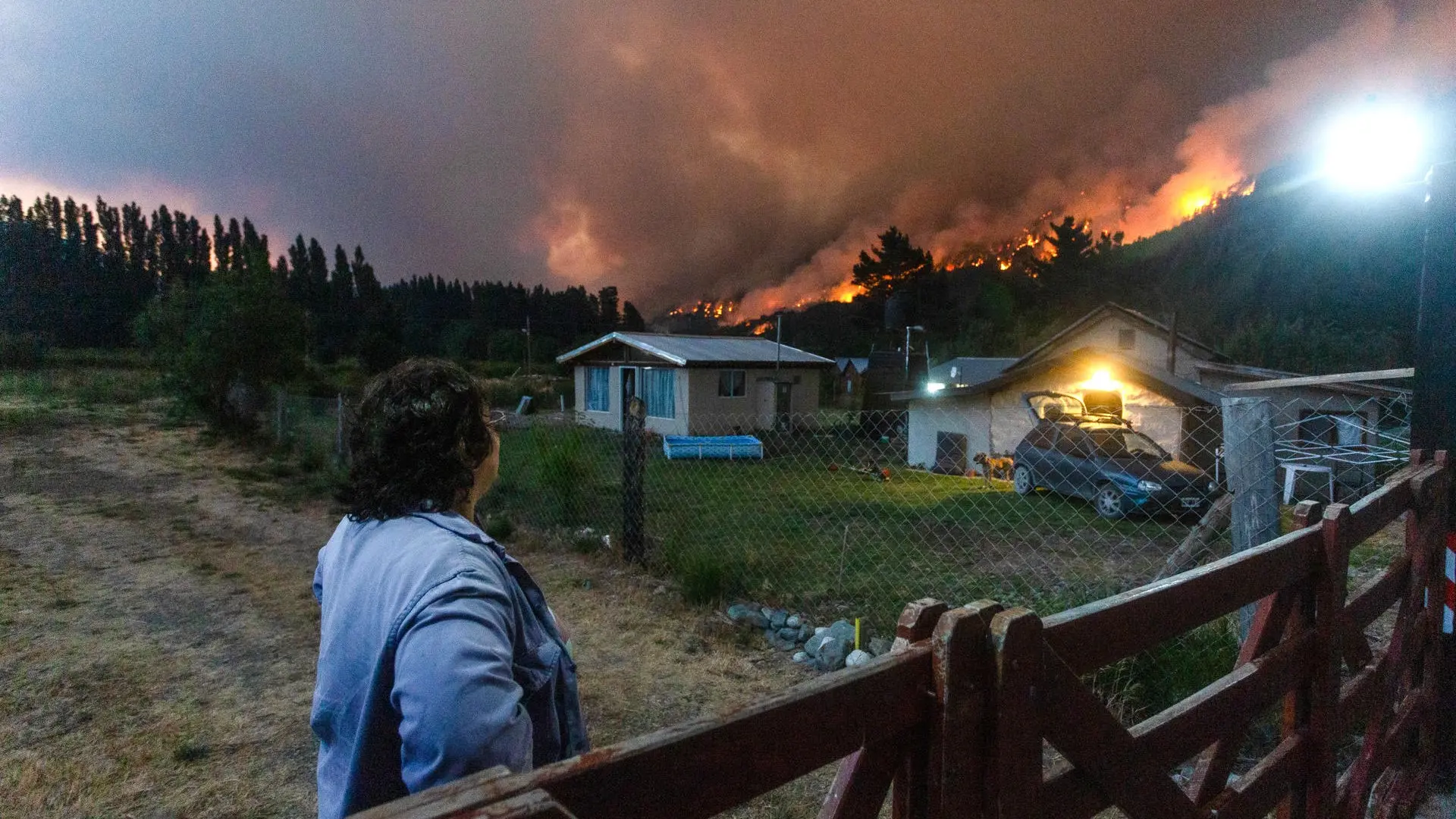 Argentinian wildfire has engulfed the areas around El Hoyo and Epuyén. Image from Janury 7. Photo: EFE.