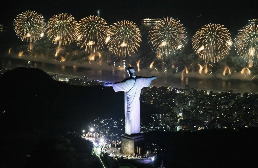 Fireworks over Copacabana beach this Wednesday, in Rio de Janeiro, Brazil. In addition to the pyrotechnic show, the New Year celebrations in Rio include drone displays and various artists performing on stages along the entire city's coastline. Photo: EFE.