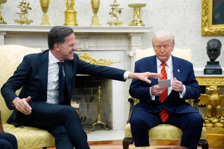 (FILE) U.S. President Donald Trump (R) meets with NATO Secretary General Mark Rutte (L) in the Oval Office of the White House in Washington, DC, U.S. March 13, 2025. Photo: EFE.