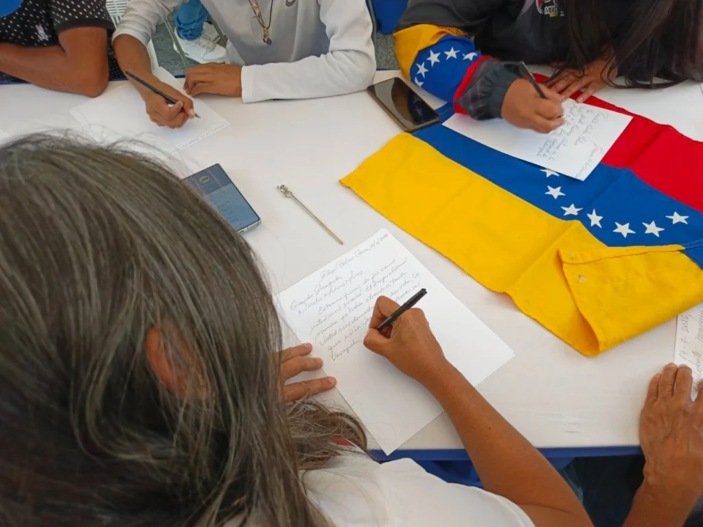 Venezuelans Gather Letters to Ask for the Release of President Maduro and His Wife