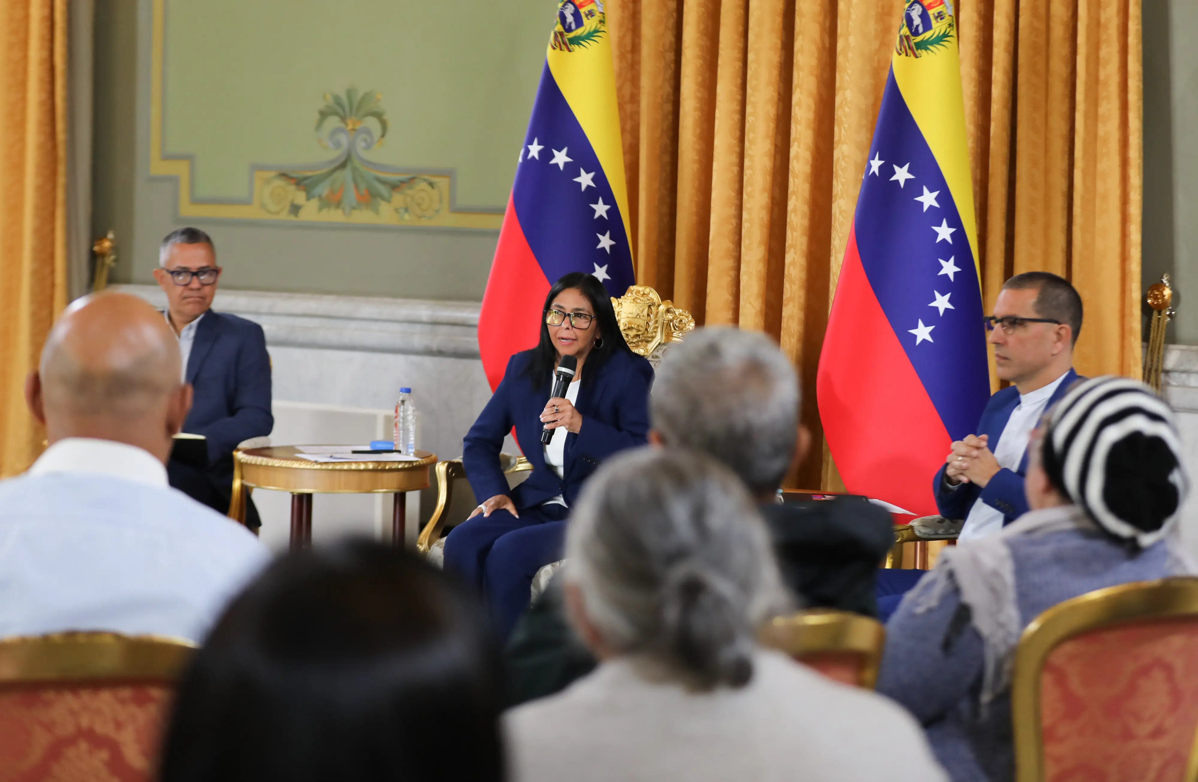 "Venezuela needs to heal", said Delcy Rodriguez to victims of political violence. Photo: Presidential Press.