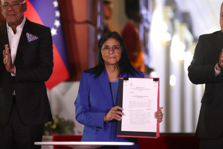 Acting Pres. Rodriguez claimed that violence for political purposes led to hate crimes and justified external aggression against Venezuela, and considered that the approval of the Amnesty Law has demonstrated political maturity. Photo: EFE.