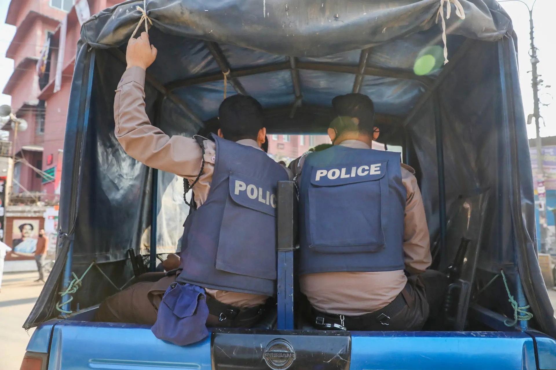 12/02/2026.- Bangladesh police members patrol during the 13th national general election in Dhaka. Photo: EFE.