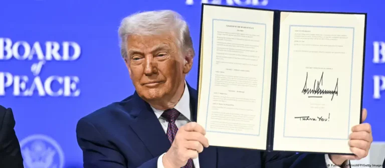 (FILE) Trump signed the founding charter of the Peace Board on January 22 in Davos, Switzerland. Photo: Getty Images.