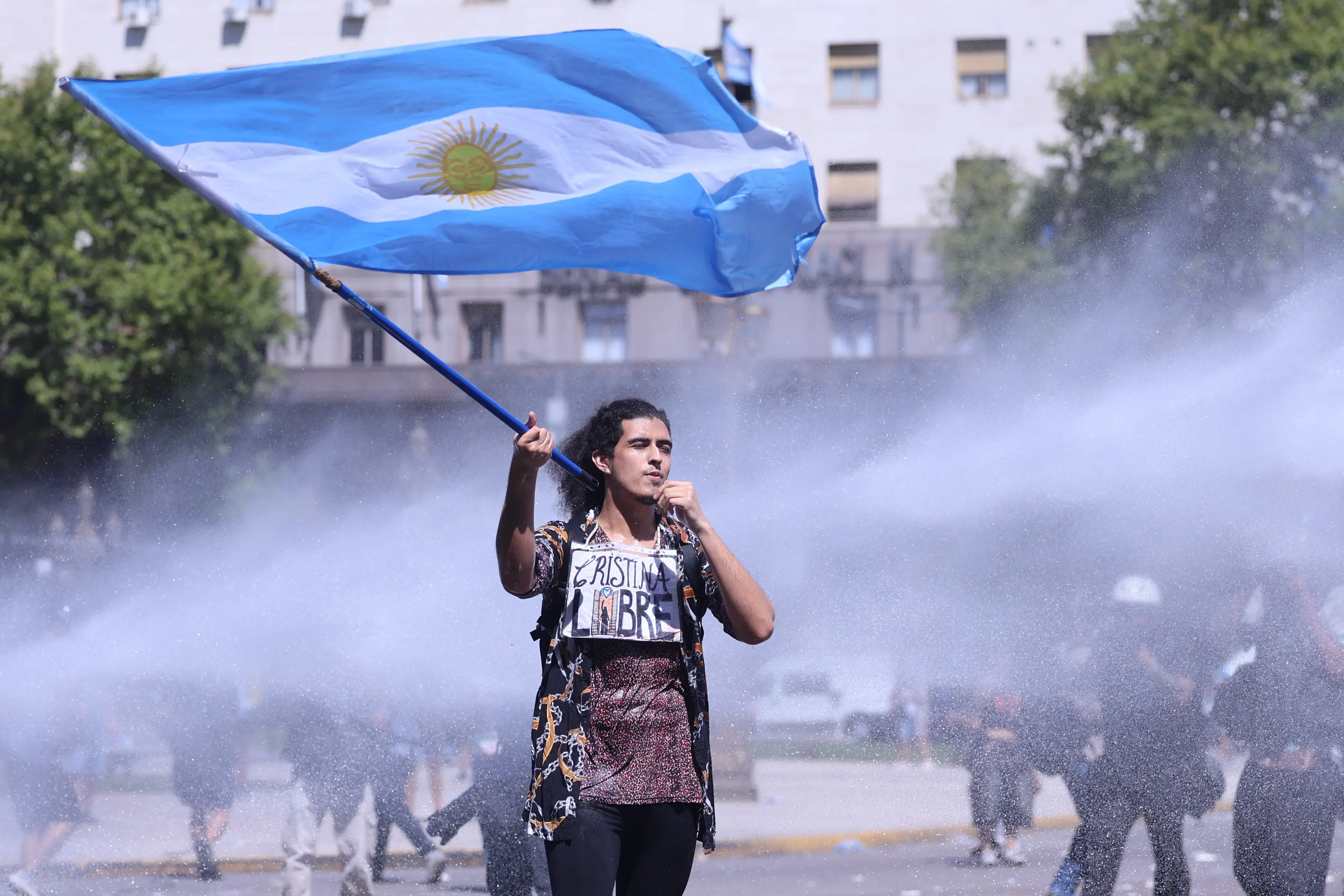 Argentines are mobilizing nationwide against neoliberal policies against workers of Javier Milei's Government. Photo: EFE.