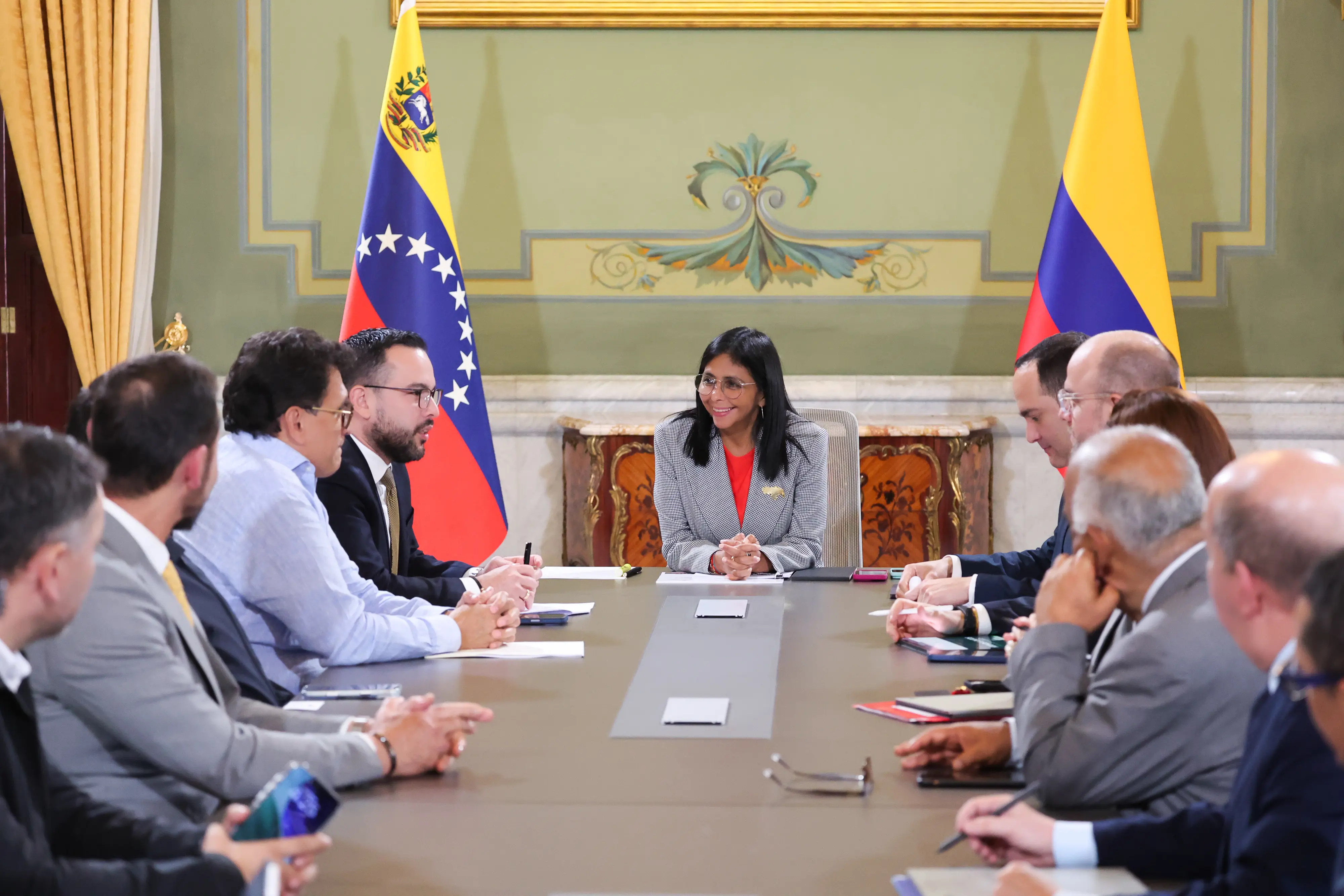 The Acting President of Venezuela, Delcy Rodriguez, and a Colombian delegation led by the Minister of Mines and Energy of Colombia, Edwin Palma Egea, met this Friday in the Venezuelan capital. Photo: Venezuelan Presidential Press.