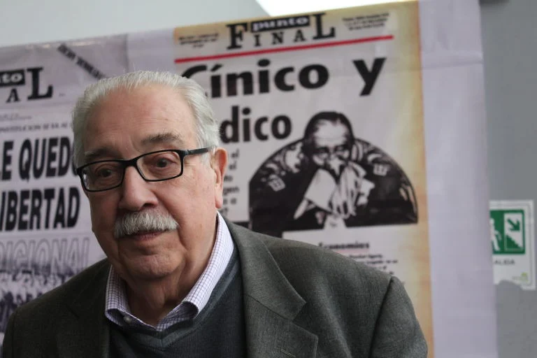 In 1991, Manuel Cabieses Donoso was arrested and prosecuted by the Government of Patricio Aylwin for a cover of the magazine, which showed Augusto Pinochet honing the Chilean flag, after the brutal statements of the dictator about the detainees-disappeared people. Photo: Punto Final.