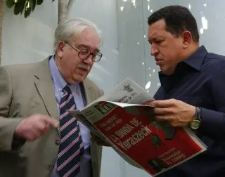 Manuel Cabieses Donoso during the interview with Commander Hugo Chavez in 2005. Photo: Courtesy.