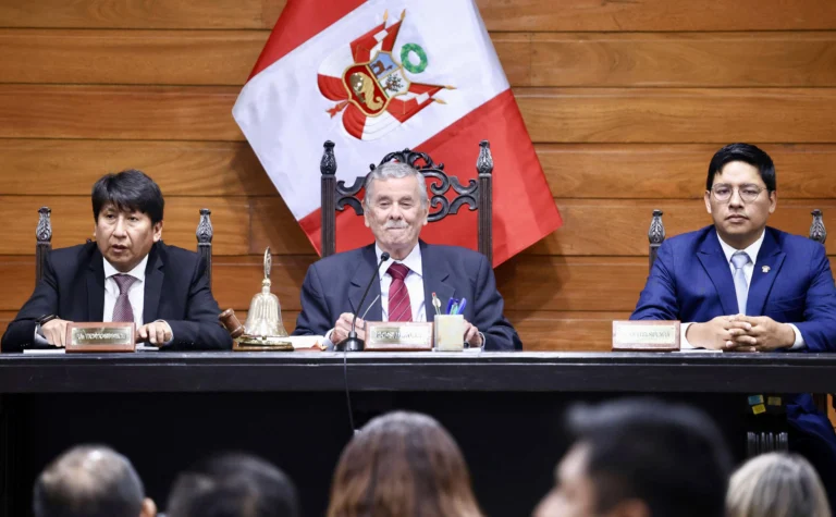 At 6 P.M. the parliamentary session will begin to elect the new President or Peru, the ninth in the last ten decades. Photo: EFE.
