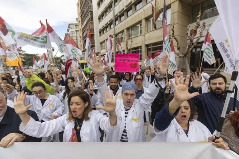 Doctors reject the Framework Statute and denounce that they continue to serve long guards who are not adequately paid or counted for retirement, and that the uniqueness of their profession is not recognized. Photo: EFE.