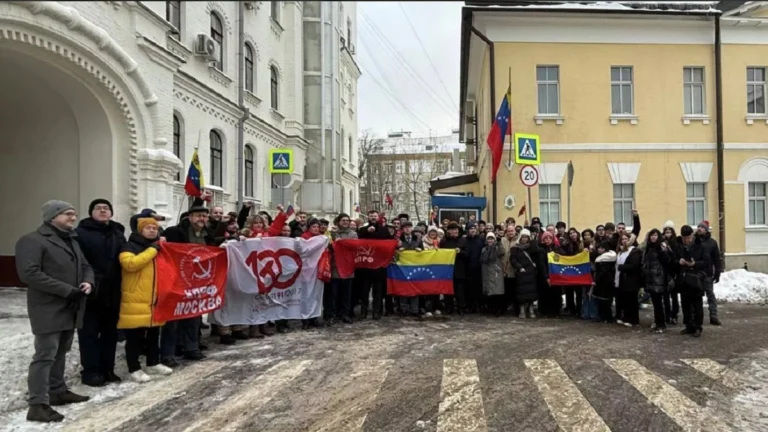 Russian Citizens Demand US Release of President Maduro and Cilia Flores