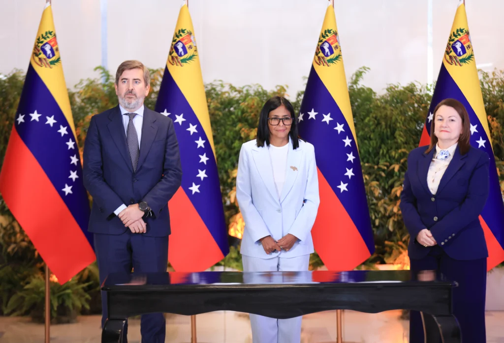 From the headquarters in Caracas of the Venezuelan state oil company, Delcy Rodriguez, accompanied by the new minister of hydrocarbons, Paula Henao, and the president of PDVSA, Héctor Obregon, welcomed the Director General of Exploration and Production and member of the Executive Committee of Repsol, Francisco Gea Pascual de Riquelme. Photo: Venezuelan Presidential Press.