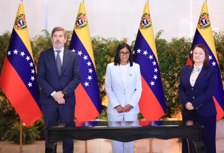 From the headquarters in Caracas of the Venezuelan state oil company, Delcy Rodriguez, accompanied by the new minister of hydrocarbons, Paula Henao, and the president of PDVSA, Héctor Obregon, welcomed the Director General of Exploration and Production and member of the Executive Committee of Repsol, Francisco Gea Pascual de Riquelme. Photo: Venezuelan Presidential Press.