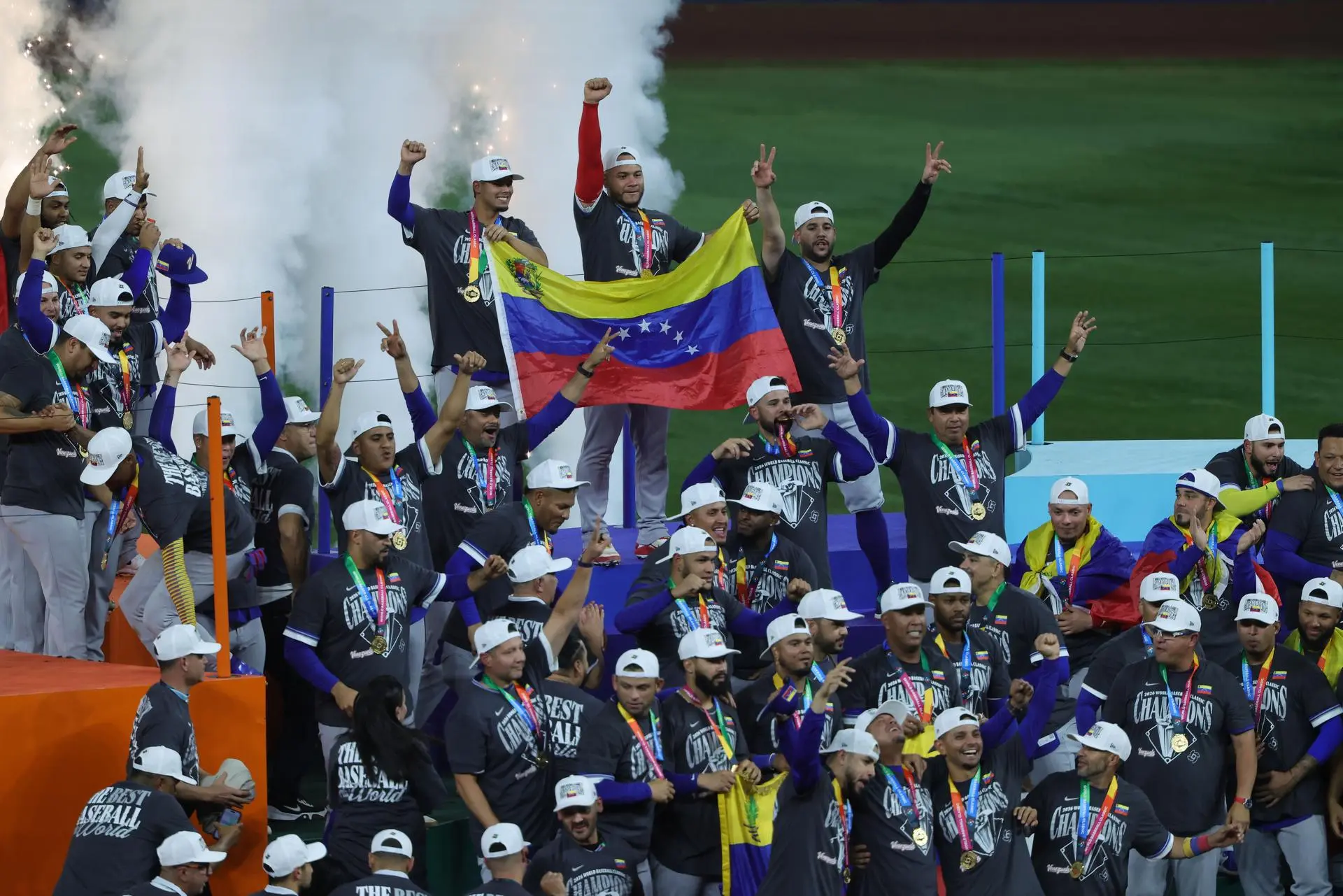 Team Venezuela celebrates on the winners podium after the final out to win the 2026 World Baseball Classic final between USA and Venezuela at loanDepot Park baseball stadium in Miami, Florida, U.S- Photo: EFE.
