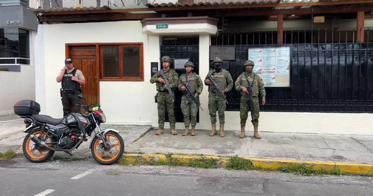 Military presence at the Cuban Embassy in Quito. Photo: Radio Pichincha.