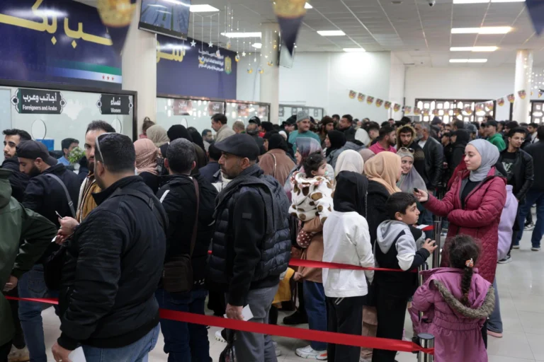 People queue to have their travel documents checked at the Jdeidat Yabous border crossing with Lebanon, amid increased cross-border movement in Jdeidat Yabous, 45 kilometers west of Damascus, Syria. Photo: EFE.