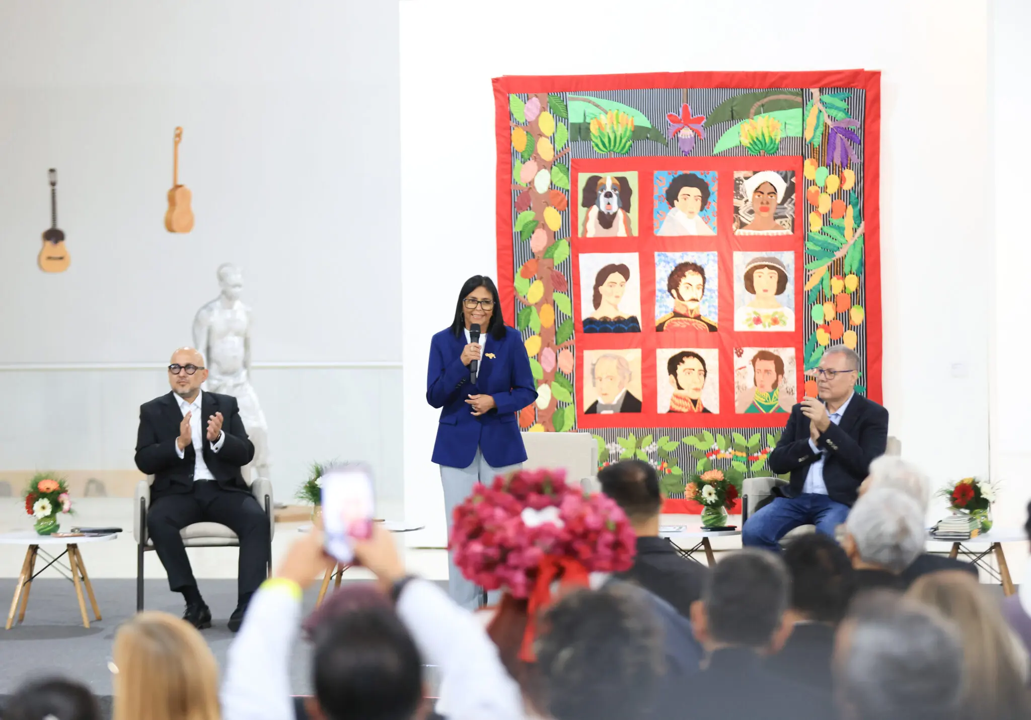 The event was held as part of the National Day of the Artisan and the Craftswoman. Photo: Venezuelan Presidential Press.