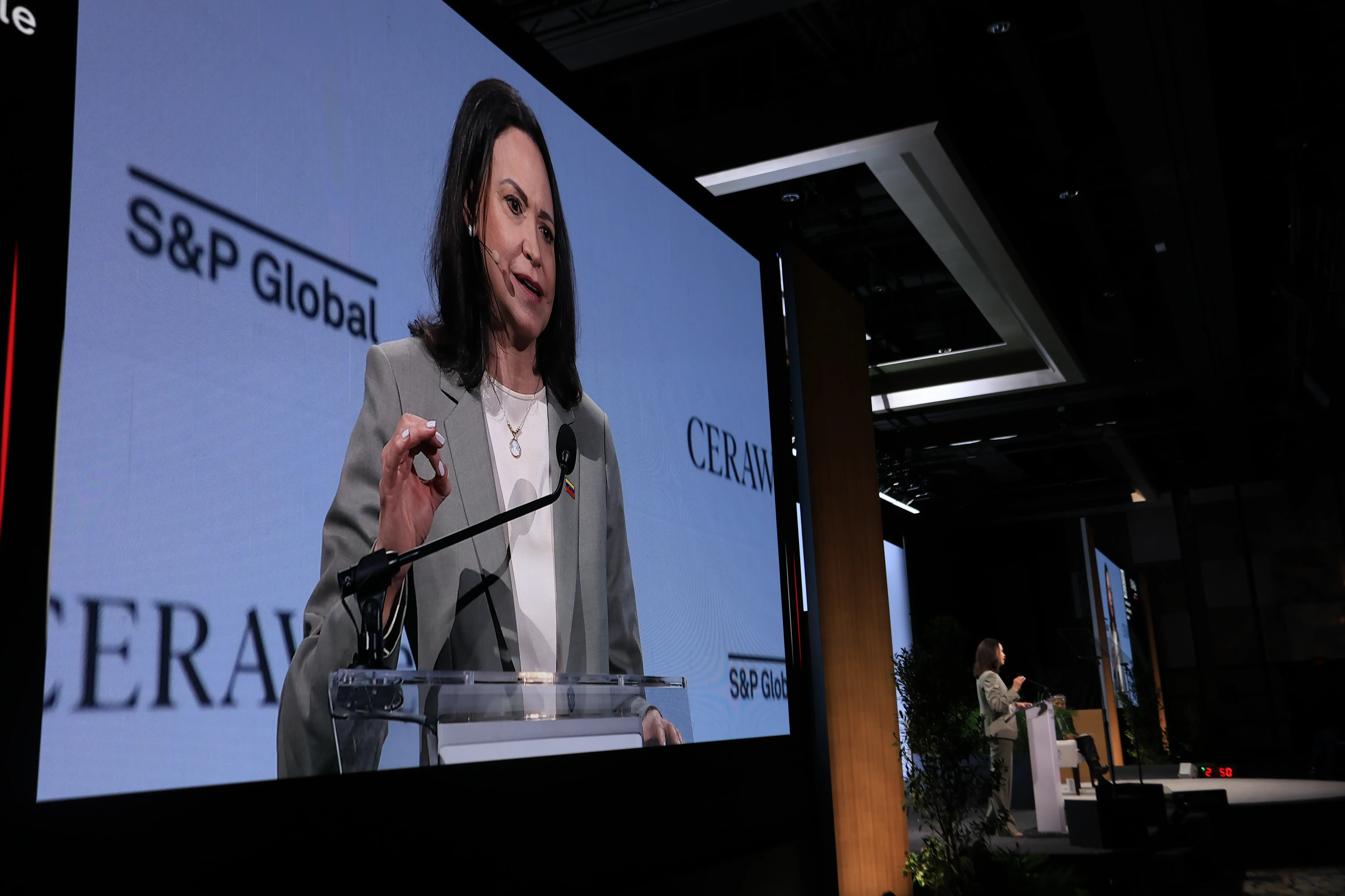 Maria Corina Machado spoke today at the CERAWeek 2026 oil and energy conference in Houston, where she presented an energy plan for Venezuela to dozens of U.S. oil entrepreneurs, contradicting the Bolivarian Nation's laws. Photo: EFE.