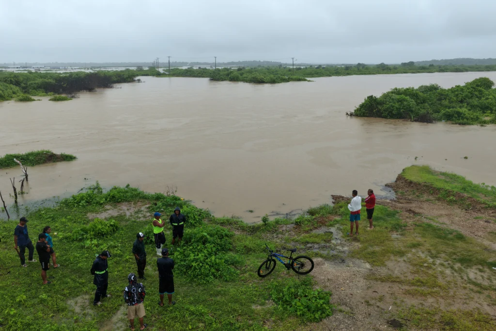 The Ecuadorian Government mobilizes emergency resources to care for coastal and mountain populations after critical infrastructure collapsed due to rainfall. Photo: EFE.
