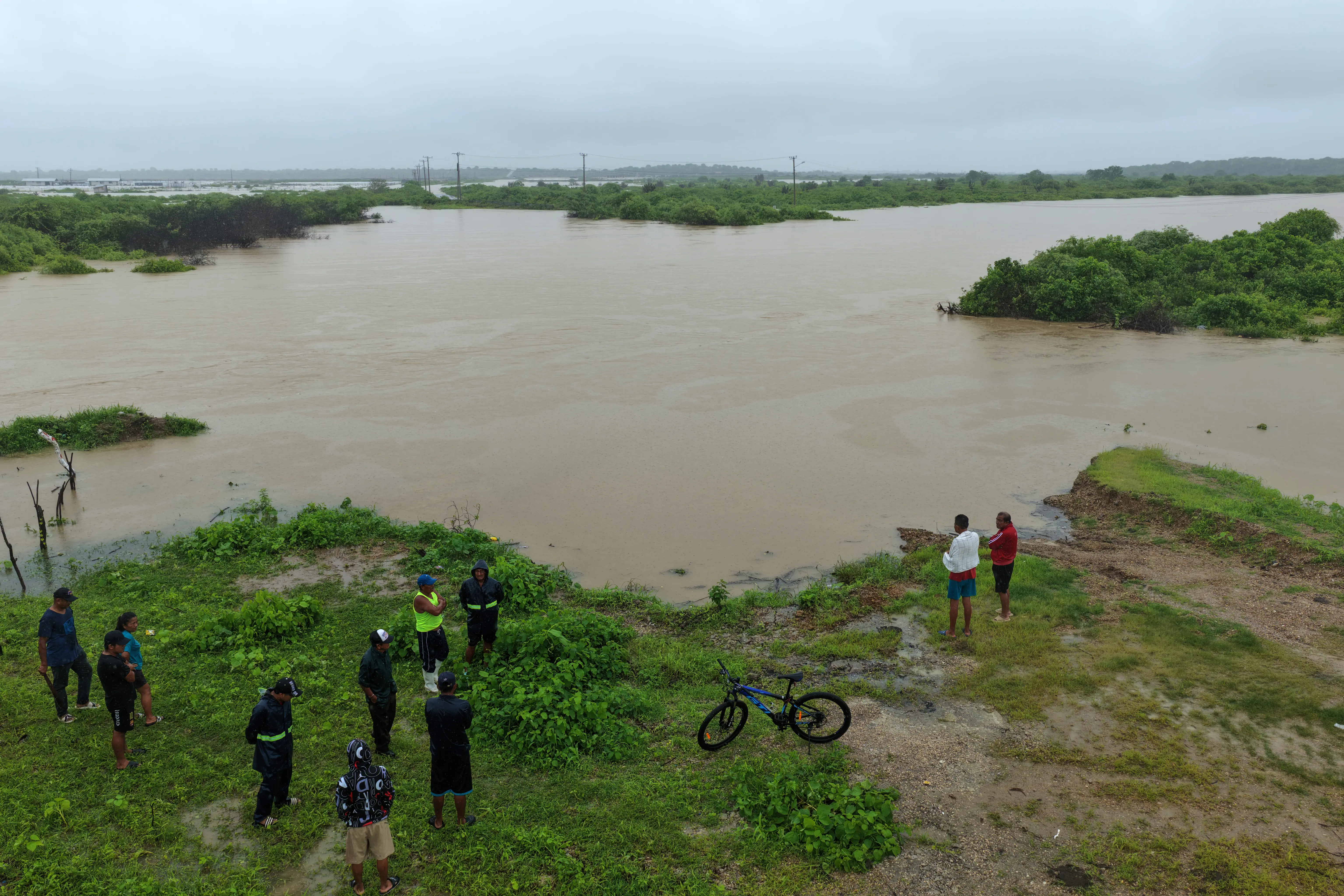 The Ecuadorian Government mobilizes emergency resources to care for coastal and mountain populations after critical infrastructure collapsed due to rainfall. Photo: EFE.