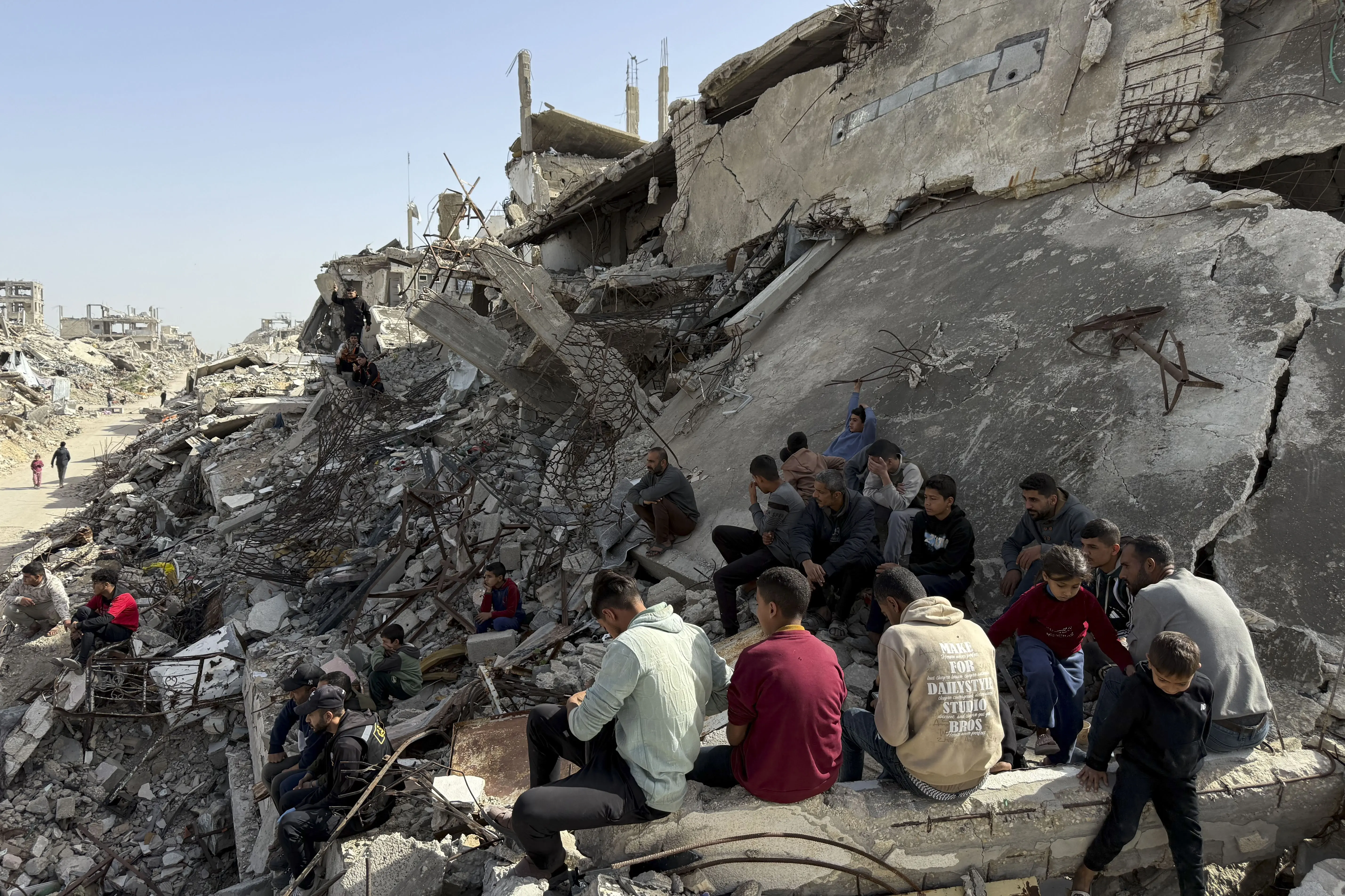 Amidst the escalating of deaths, military operations persist, accompanied by numerous reports of ceasefire violations. Photo: EFE.