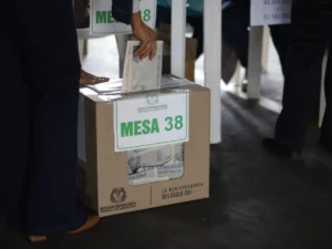Colombians abroad will be able to vote in their consulates 8 days before the election day. Photo: ColPrensa.