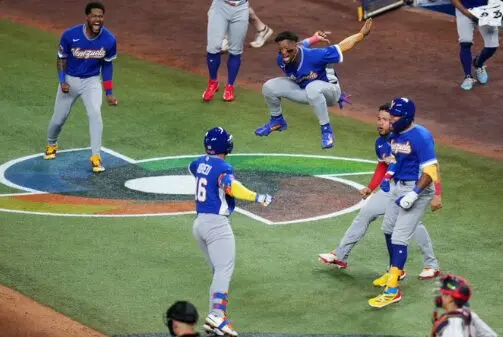 Venezuelan players celebrate after defeating Japan 8–5 to reach the World Baseball Classic semifinals in Miami.