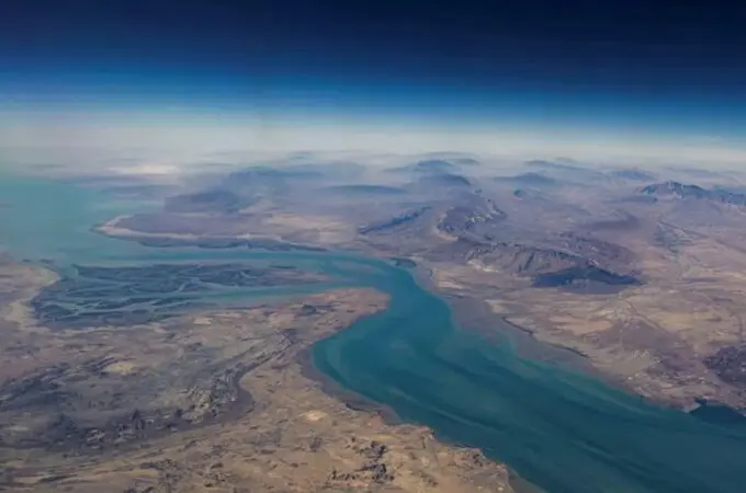 Maritime traffic in the Strait of Hormuz, a key corridor for global oil shipments.