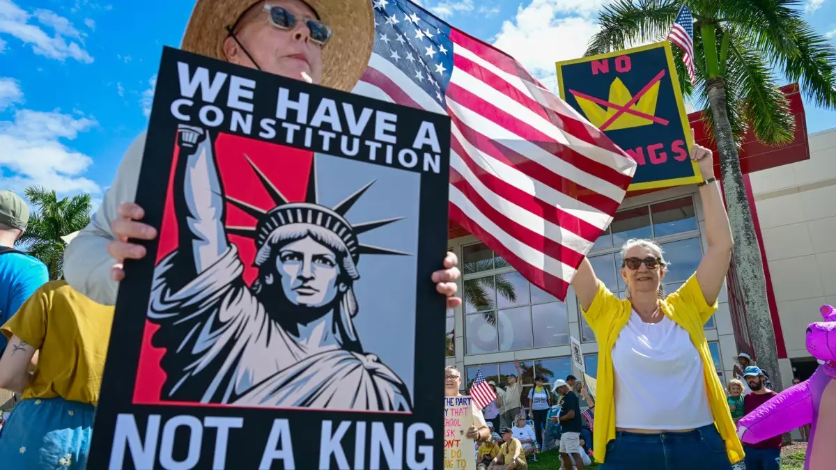 (FILE) The U.S. is preparing for a new day of mass protests this Saturday to denounce military interventionism and immigration persecution under Donald Trump’s administration. Photo: EFE.