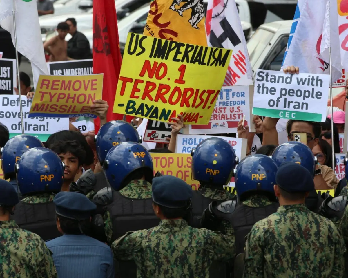 Groups from various sectors gathered at the United States embassy in Manila to condemn the ongoing bombings and wars of aggression waged by the US and Israel in different parts of the world. Calling for peace and justice, the demonstrators demanded an end to the military intervention that destroys communities, causes the deaths of children, violates international human rights, and provokes an economic crisis that is also felt in the Philippines. Photo: Rene H. Dilan.