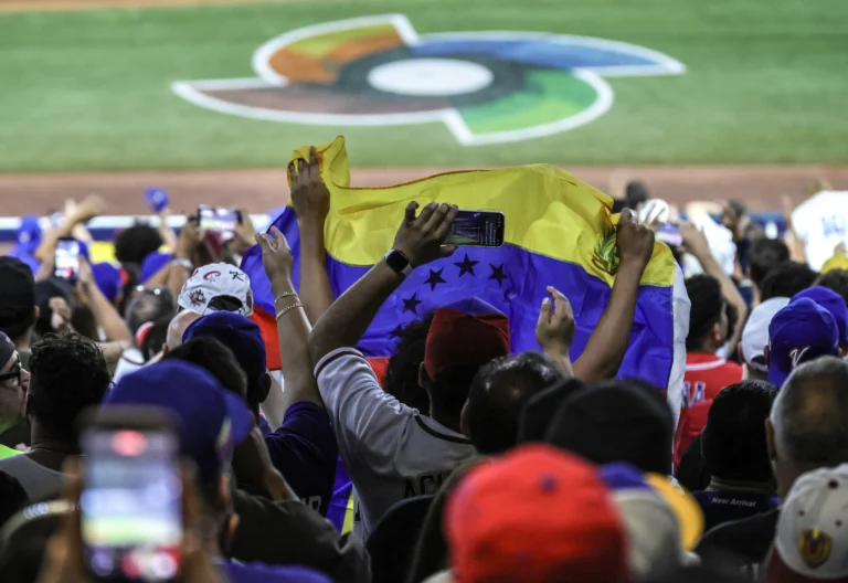 Fans celebrate Venezuela's victory during the 2026 World Baseball Classic semifinals game between Venezuela and Italy. Photo: EFE.