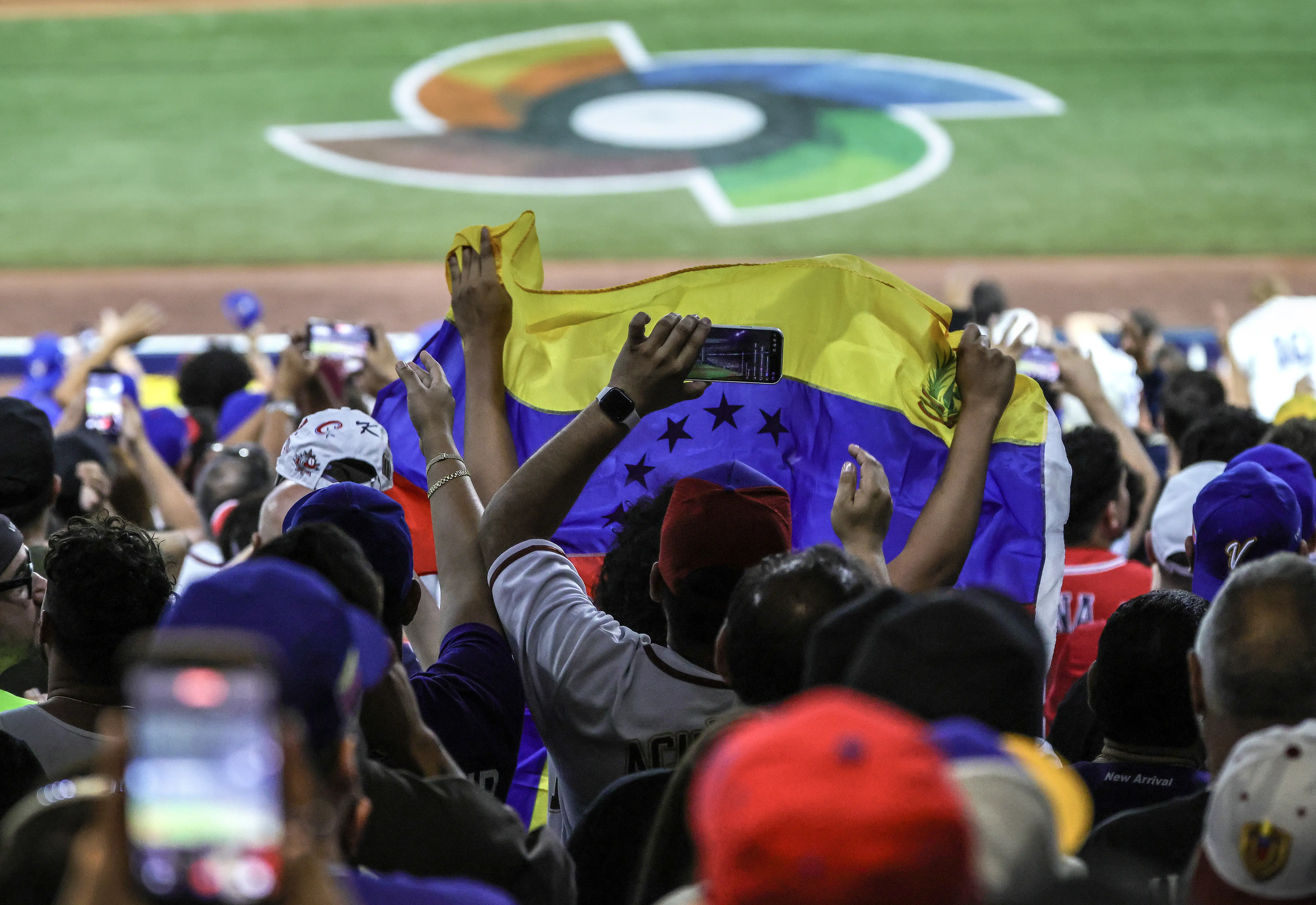 Fans celebrate Venezuela's victory during the 2026 World Baseball Classic semifinals game between Venezuela and Italy. Photo: EFE.